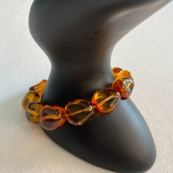 Stretch Bracelet Amber Color Glass Irregular Shaped Beads - Picture 2 of 6